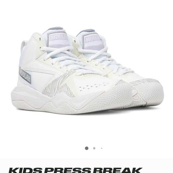 BNWOT Moolah Youth White Kid Basketball Shoes Mid Rise Size US 4.5 - Picture 2 of 10